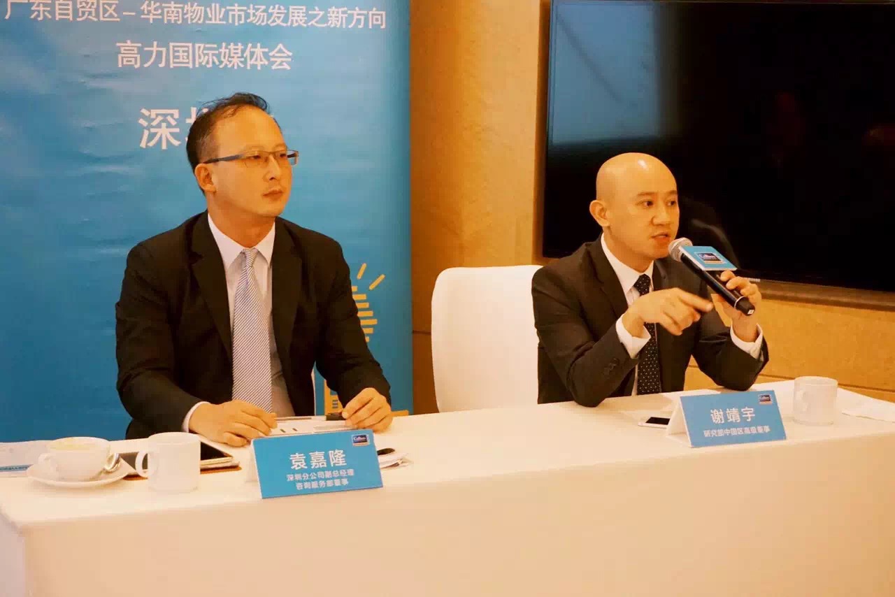 謝靖宇(右)稱，前海有望成為金融樞紐，多數買家投資目的購進前海寫字樓。記者毛麗娟攝