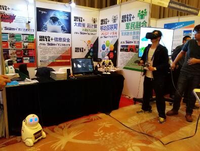 中國計算機大會上，嘉賓參與智能體驗。