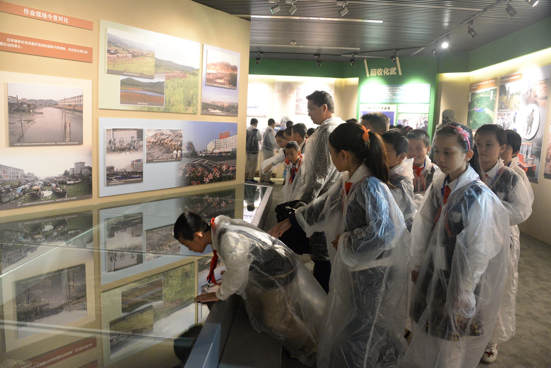 南京中小學師生參觀展覽，賀鵬飛攝