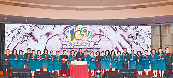 ■香港女童軍總會上周六假九龍灣國際展貿中心舉行百周年晚宴，賓主切蛋糕。