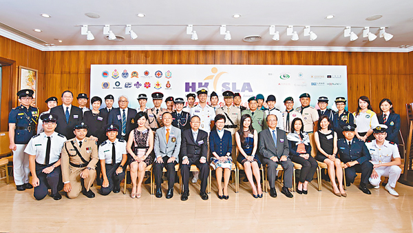 ■第二屆香港青年服務領袖獎獎勵計劃頒獎典禮，賓主與獲獎者合影。