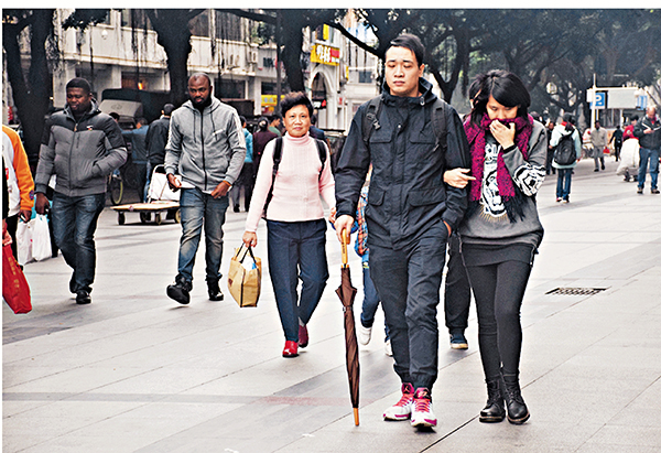 ���s�{�Q���ŧC��11�J�C�Ϭ��s�{��W�b�H�����q���A�����H�C�O�̿c�R��  ��