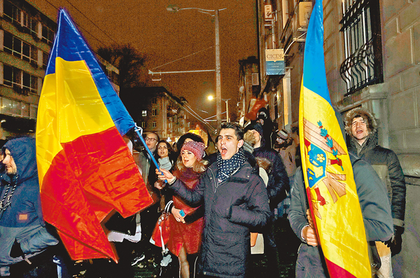 �������h�ˬQ�馳�ǥͤ����X�W��A�Ϲ�˫X�`�έԿ�H�h�F�C ���z��