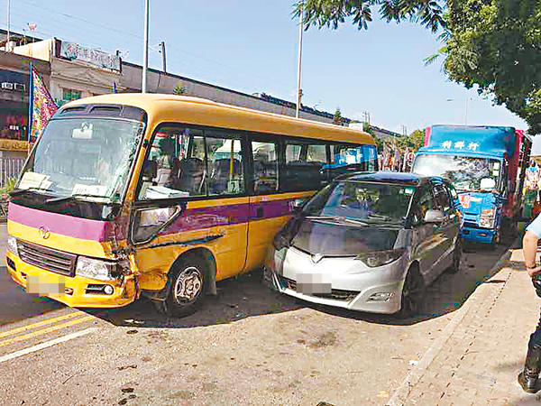 ■校巴撞倒婦人後,再撞向貨車和前面的七人車。
