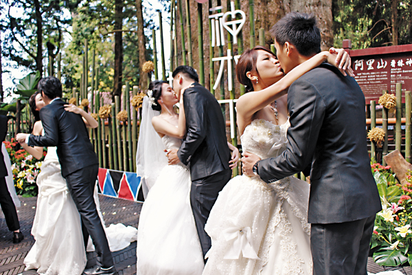 ���u�����s���L����v���@�ʾ��֬�2,300�~�����̡C