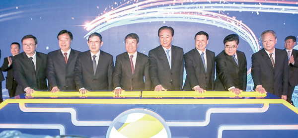 ���}�Хv�]���|�^�B���W�ӡ]�k�|�^�B�����]���T�^���Ż��@�P�ҰʤW���۪o�ѵM�������ߡC�s�ت�