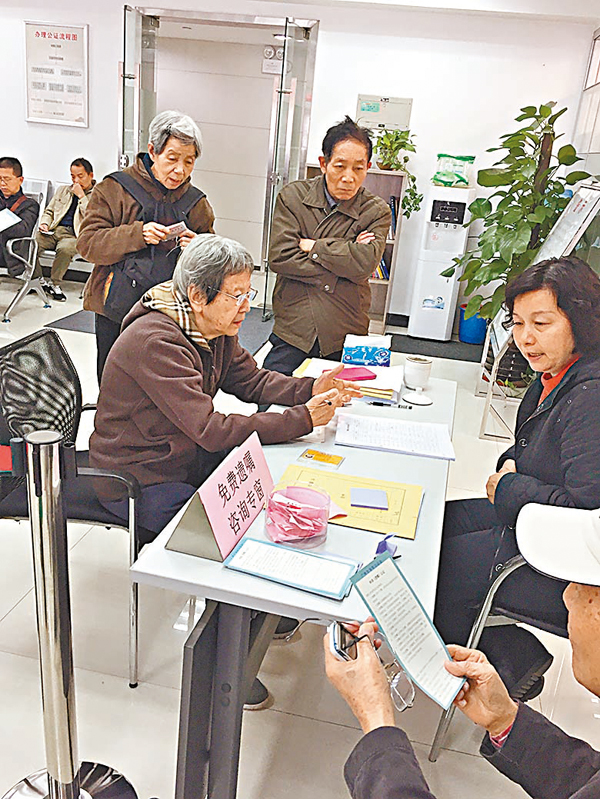 ���@�쭻��ѤH�b�s�{�Ը߿�z�����ҨƩy�C �O�̱αӽ� ��