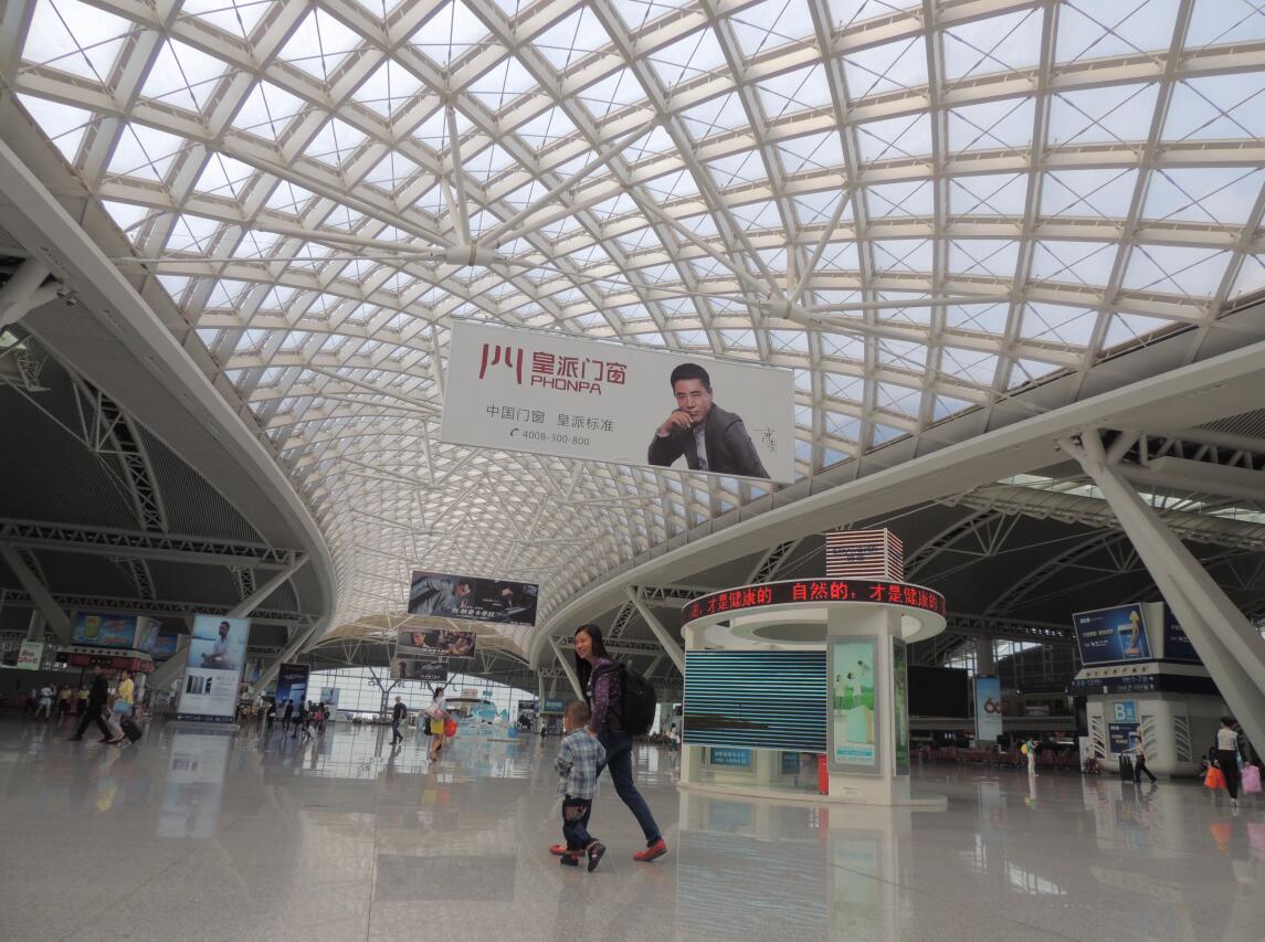 以廣州南站為中心的南站新城目前已具雛形，圖為廣州南站。(方俊明攝)