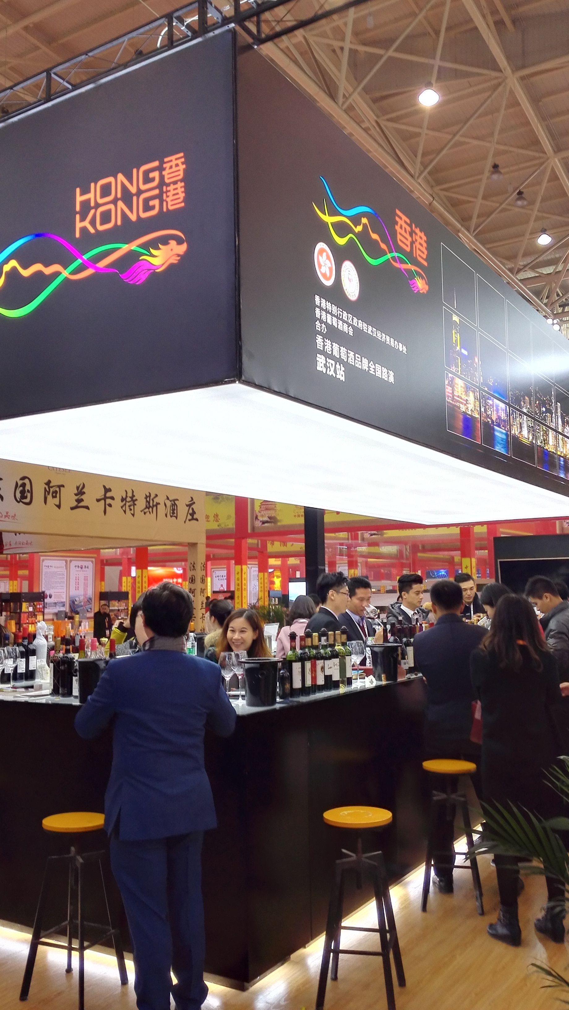 香港展台吸引很多觀眾駐足瞭解香港葡萄酒品牌(記者俞鯤 攝)