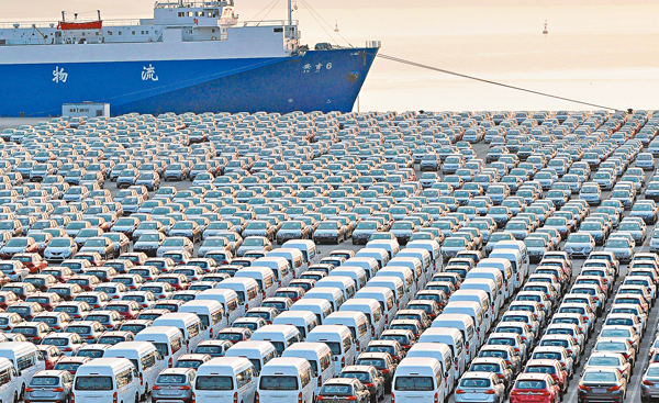 ■中國入世15年來，實現了自身經濟和貿易體量雙增長。圖為在遼寧大連港等候出口外國的汽車。 資料圖片