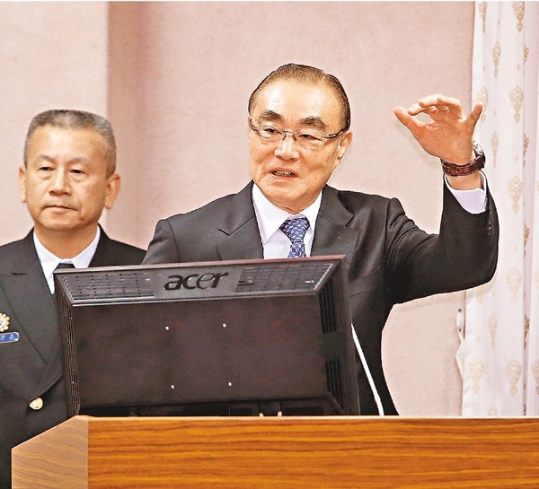 ���x�W���ȳ����t�d�H���@�e�Ƹ߫e���X�ɪ��ܡA2018�~���A�x�L�A���x�x�x���H�Y��M�A���ӬO�f�~�C������