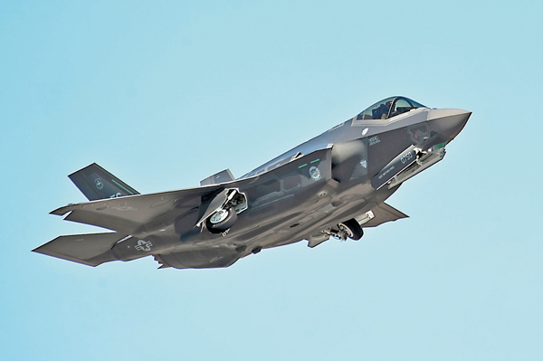 ������F���N�ʤJ2,443�[F-35�Ծ��A�ӶO3,790�������C ���z��