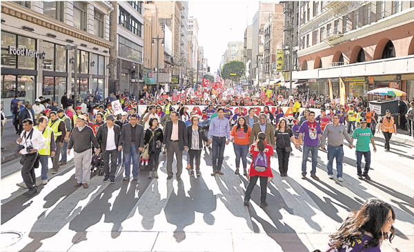 ����2,000�H�e��X�u��ڲ�����v�A�b�����F�������|��ϯS�Դ��ܫ¡C ���z��