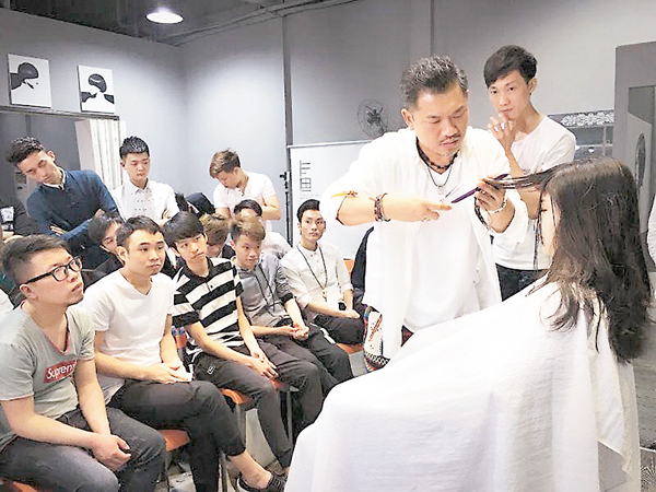 ��Dicky���ܲ{�b�̤j���@��O�}�]���v�y�����V���c�C�Ϭ�Dicky���ǥ����¬��v�����C�O�̫��i  ��