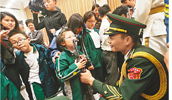 駐港部隊向港人祝聖誕新年