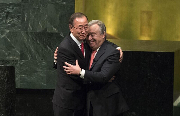圖為去年12月12日，在聯合國總部，安東尼奧·古特雷斯（右）在宣誓就職後擁抱即將卸任的聯合國秘書長潘基文。古特雷斯從今年1月1日起行使聯合國秘書長職權。