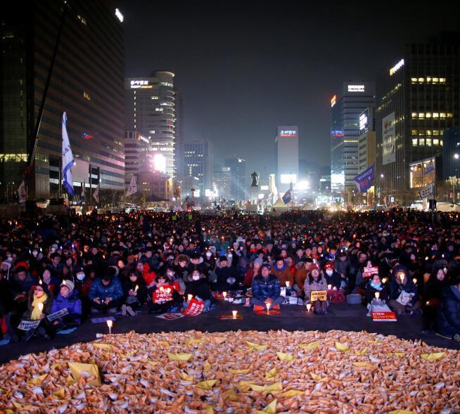 當地時間2016年12月31日，韓國民眾在全國各地舉行燭光集會，要求總統樸槿惠下台。這是「總統親信門」爆發以來韓國民眾連續第10次舉行週六燭光集會。