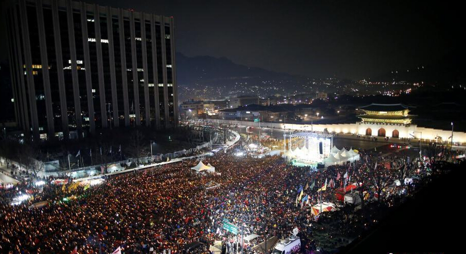 由1500餘個民間組織聯合組成的「要求樸槿惠政權下台的非常國民行動」12月31日下午7時起在首爾光化門廣場舉行「送樸迎新」集會，截至當晚10時30分，100萬人次雲集光化門廣場一帶。