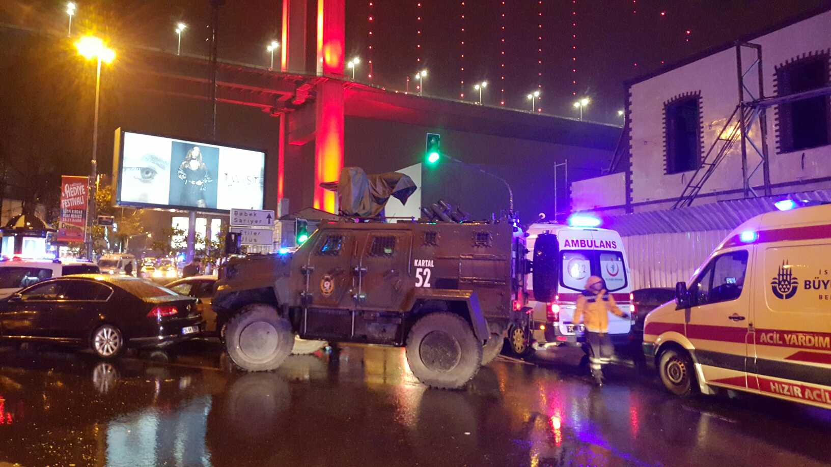 2017年1月1日，在土耳其伊斯坦布尔，警车和救护车抵达发生枪击事件的夜总会附近。