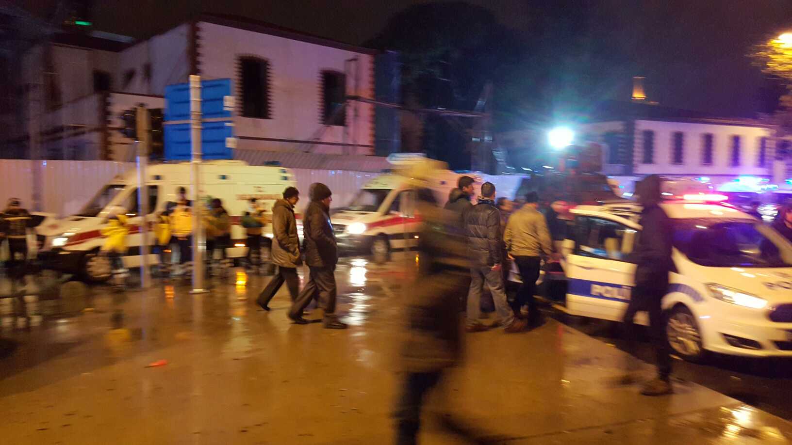 2017年1月1日，在土耳其伊斯坦布尔，警车和救护车抵达发生枪击事件的夜总会附近。