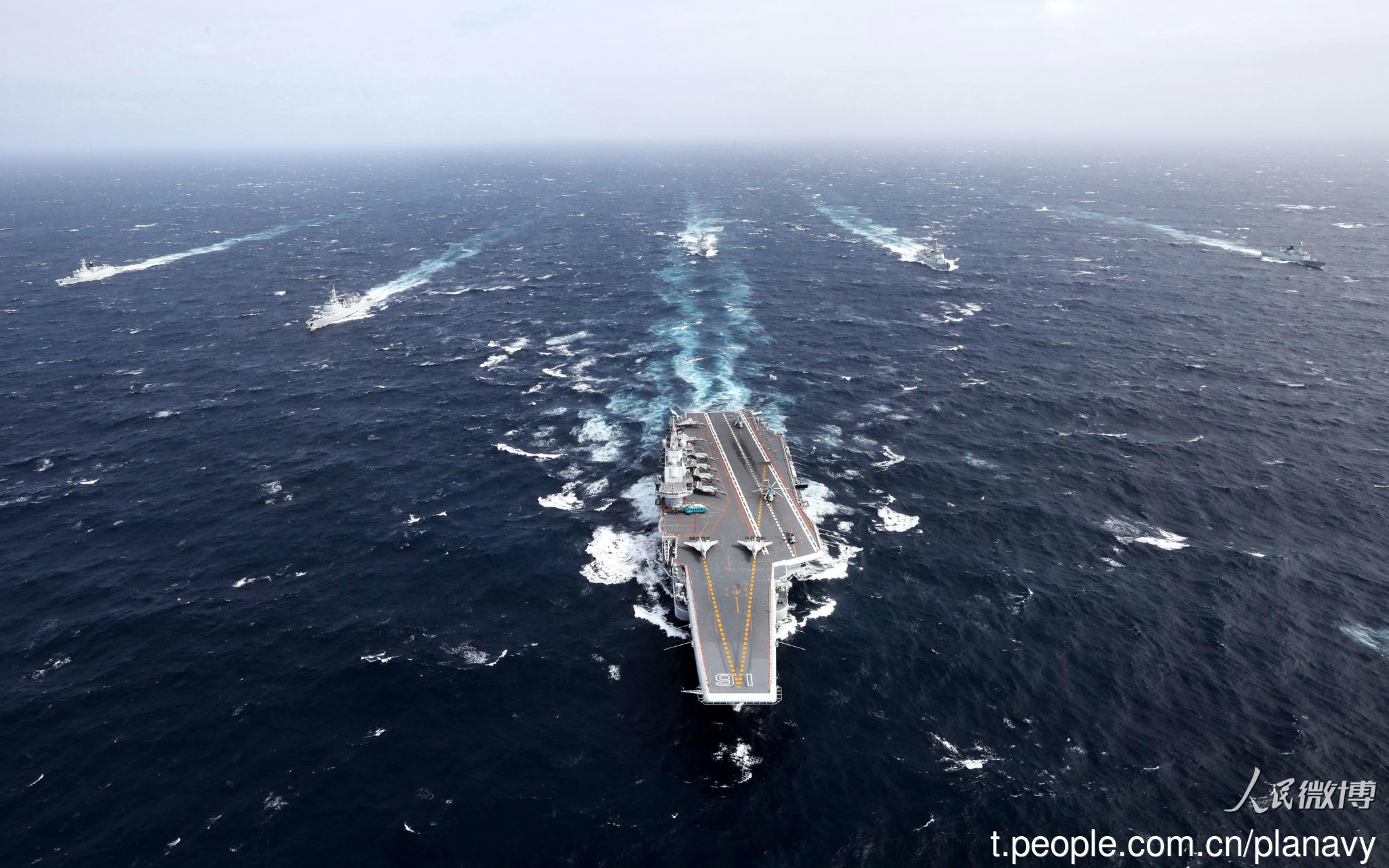 辽宁舰编队首次远海训练的高清图片(来源：中国海军发布官方微博）
