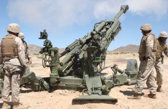 美国海军陆战队炮兵在测试M777榴弹炮。(维基百科)