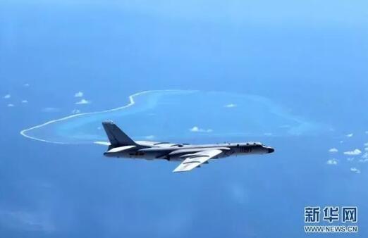 资料图片：2016年7月，空军轰-6K飞机在黄巖岛等岛礁附近空域巡航。