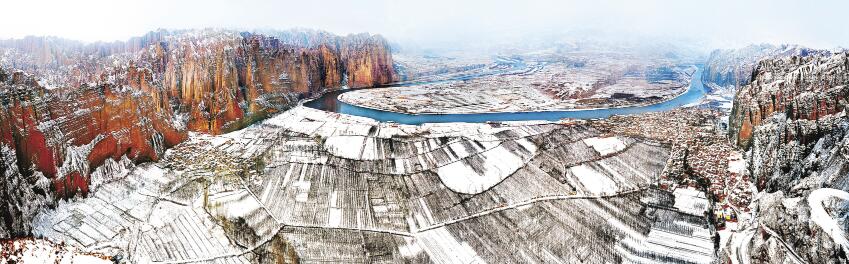 白雪映衬下的景泰黄河石林更显雄浑壮美。兰州传真