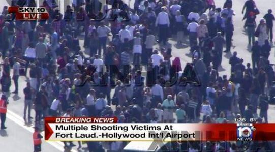 這張視頻截圖顯示，1月6日，在美國佛羅里達州勞德代爾堡，人們在發生槍擊的機場等待。