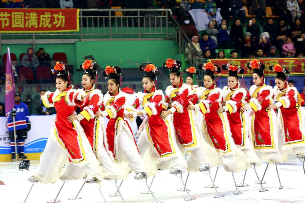 彰显中国古典韵味的冰上高跷杂技表演。于海江/摄