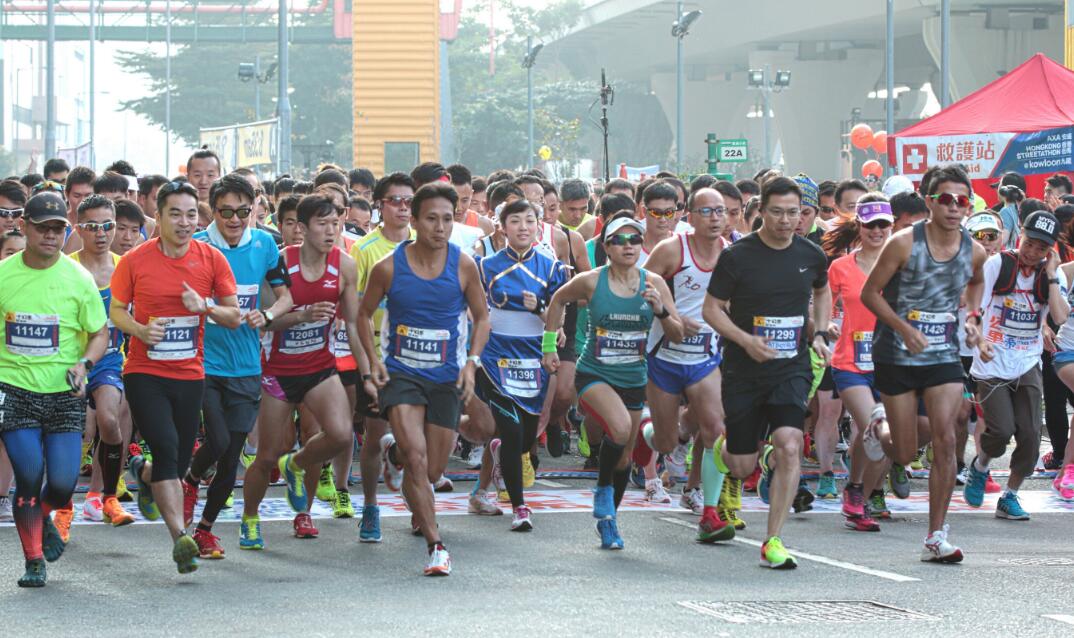 1月8日，10公里賽事參加者在比賽中起跑出發。 