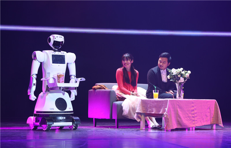 保千里推出首款商用服務機器人，可用於餐館送餐和酒店迎賓，助服務業節省成本增加效率。李昌鴻 攝 