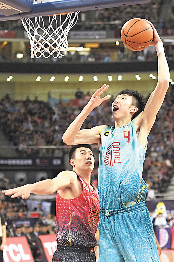 昨日，2017年中國男子籃球職業聯賽(CBA)全明星賽在北京樂視體育生態中心舉行，南方隊對陣北方隊，最終北方隊以149:147贏波稱王。圖為北方隊球員周琦(右)在比賽中扣籃。 ■新華社