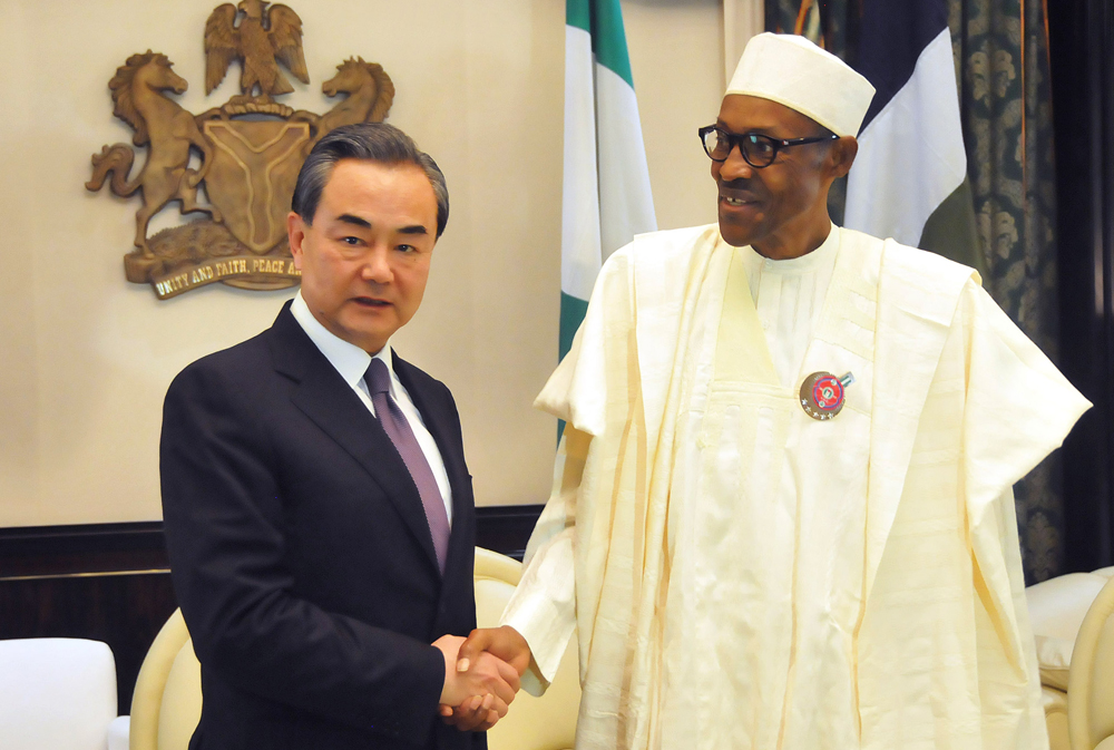 图：尼日利亚总统布哈里(右)十一日在阿布贾总统府会见中国外交部长王毅/新华社