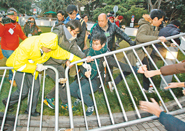 ����j�ǥͤΥܫª̦b�h�~���u1�D26�����v�ƥ󤤡A�ɤO�����K���C ��ƹϤ�