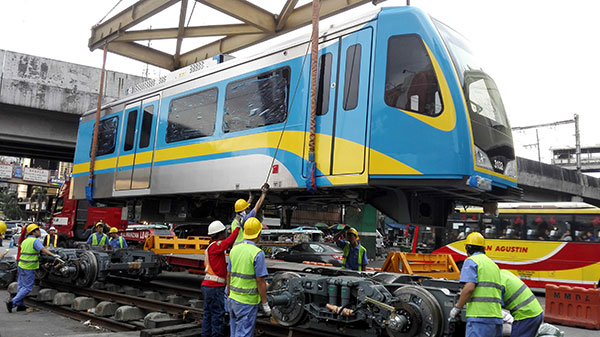  工人在菲律宾组装调试「赤道轻轨」 