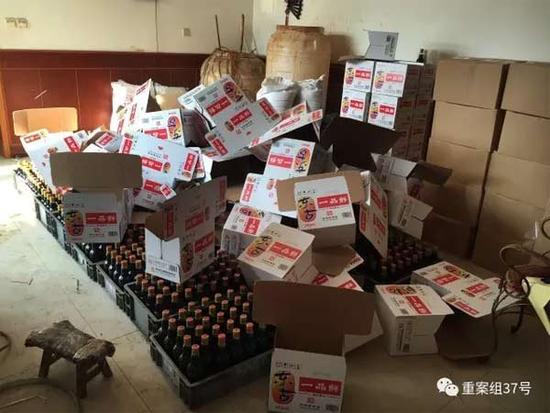 2017年1月11日，天津独流镇，一家生产假酱油村民家中，罐装并贴完标籤的假东古酱油，正在准备装箱。