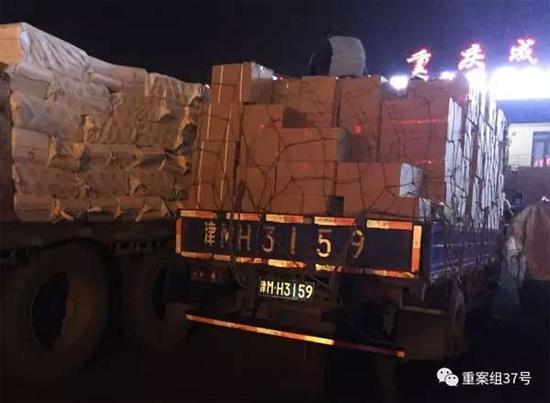 2016年12月22日晚，天津奥森物流园重庆成都专线，从独流镇出来的车牌是「津M.H3159」的卡车，正将部分假调味品转到一辆跑长途运物流运输的卡车上。