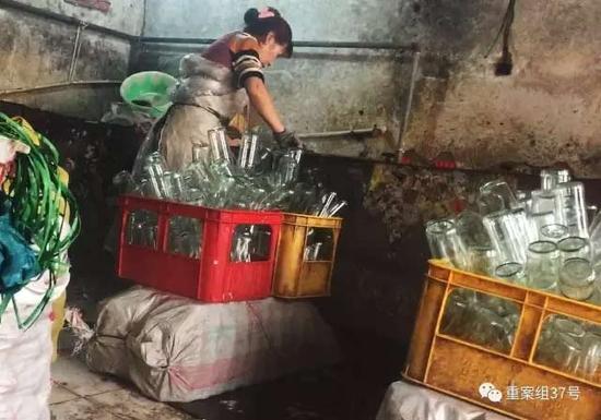 2017年1月7日，天津独流镇，一个隐蔽大院的一间房子内，女子正在水池边洗瓶装调味品的瓶子。
