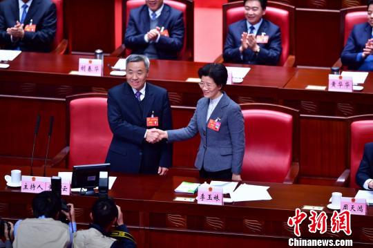 李玉妹(右)当选为广东省人大常委会主任后，与原广东省人大常委会主任黄龙云(左)握手。