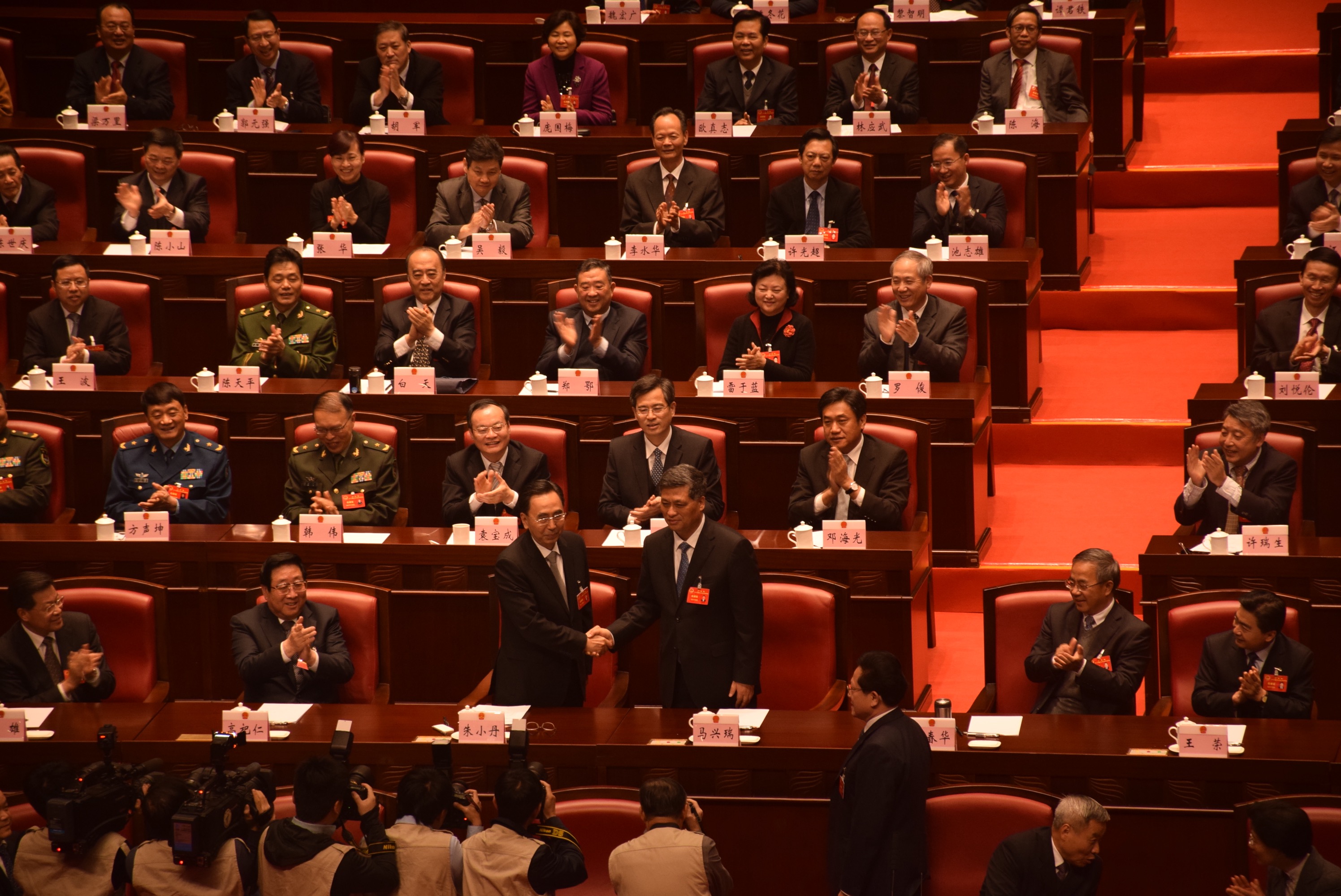 马兴瑞当选广东省人民政府省长后，与广东省原省长朱小丹(左)握手(大文传媒集团记者 卢静怡 摄)。
