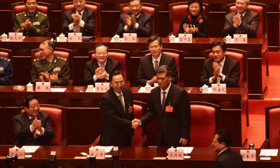 马兴瑞(右)当选为广东省长后，与原广东省长朱小丹(左)握手  帅诚 摄
