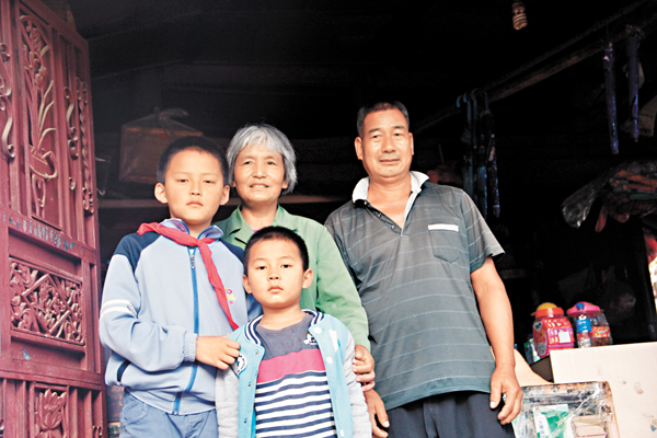 �����J�æѤH�M�Ѧ񳯥��b�ӥ����a�Ө�Ӯ]�l�u�@�a��C