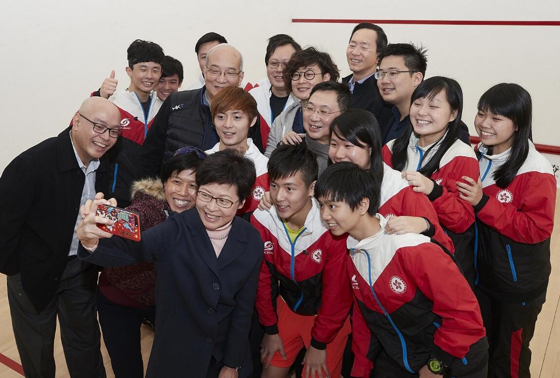 林郑月娥观看港队青少年球员出战亚锦赛，并与他们自拍。（由香港壁球总会提供）
