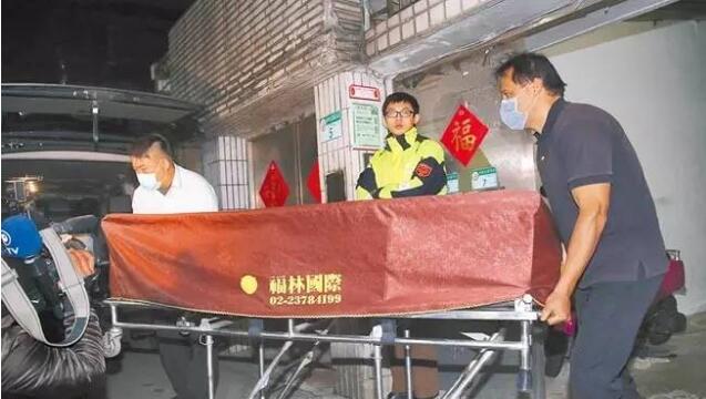 葬仪社人员在警方监识完成后，将张父及2名小孩的遗体移出。