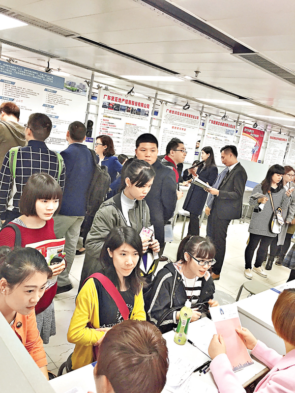 ���@�a���~�l�ޤj�q�j�ǥͫe�����u�C�O�̱αӽ�  ��