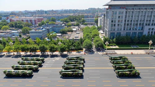 资料图片：2015年9月3日，中国人民抗日战争暨世界反法西斯战争胜利70周年纪念大会在北京隆重举行。这是常规导弹第一方队的东风-15B弹道导弹发射车、东风-16弹道导弹发射车经过长安街地区。新华社