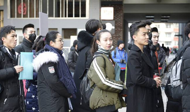 北京电影学院2017年度招生考试开始，考场外帅哥美女如云。