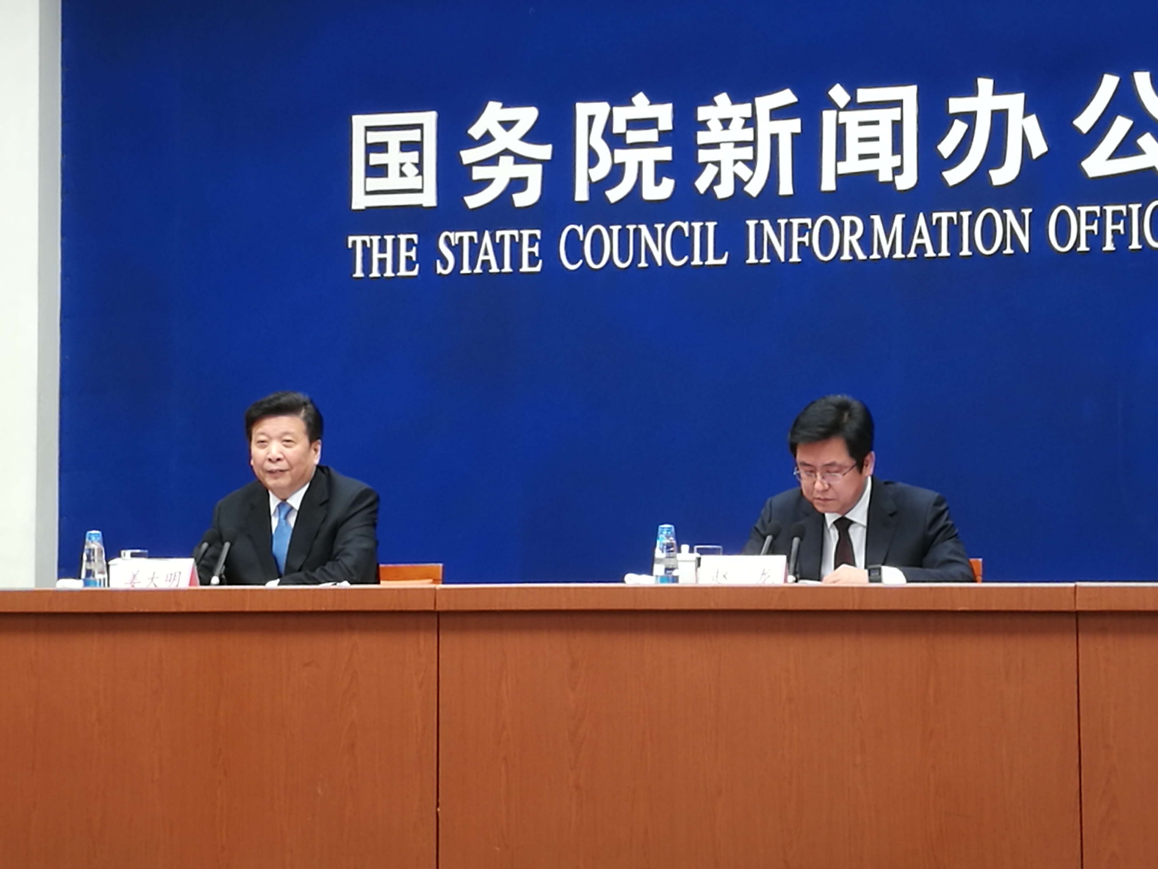 国土资源部部长姜大明（左）和副部长赵龙（右）介绍国土规划纲要，张帅摄