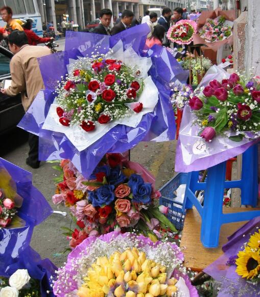 情人节花市需求火爆，南航航班鲜花量较平时倍增，图为情人节花束热爆广州街头。